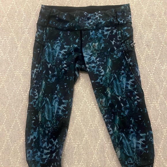 Lululemon cropped legging. Size 8 - Picture 3 of 5